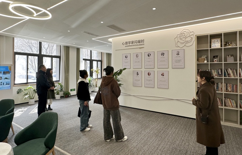 参观心理中心.jpg 参观心理中心.jpg