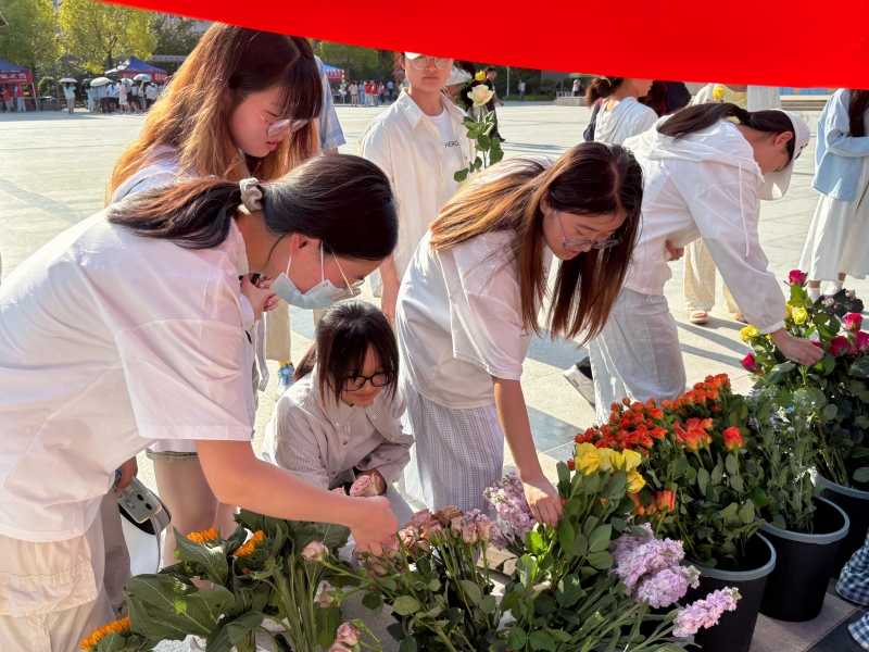 8-文化与传媒学院—以花之名,予以友爱_副本.jpg 8-文化与传媒学院—以花之名,予以友爱_副本.jpg